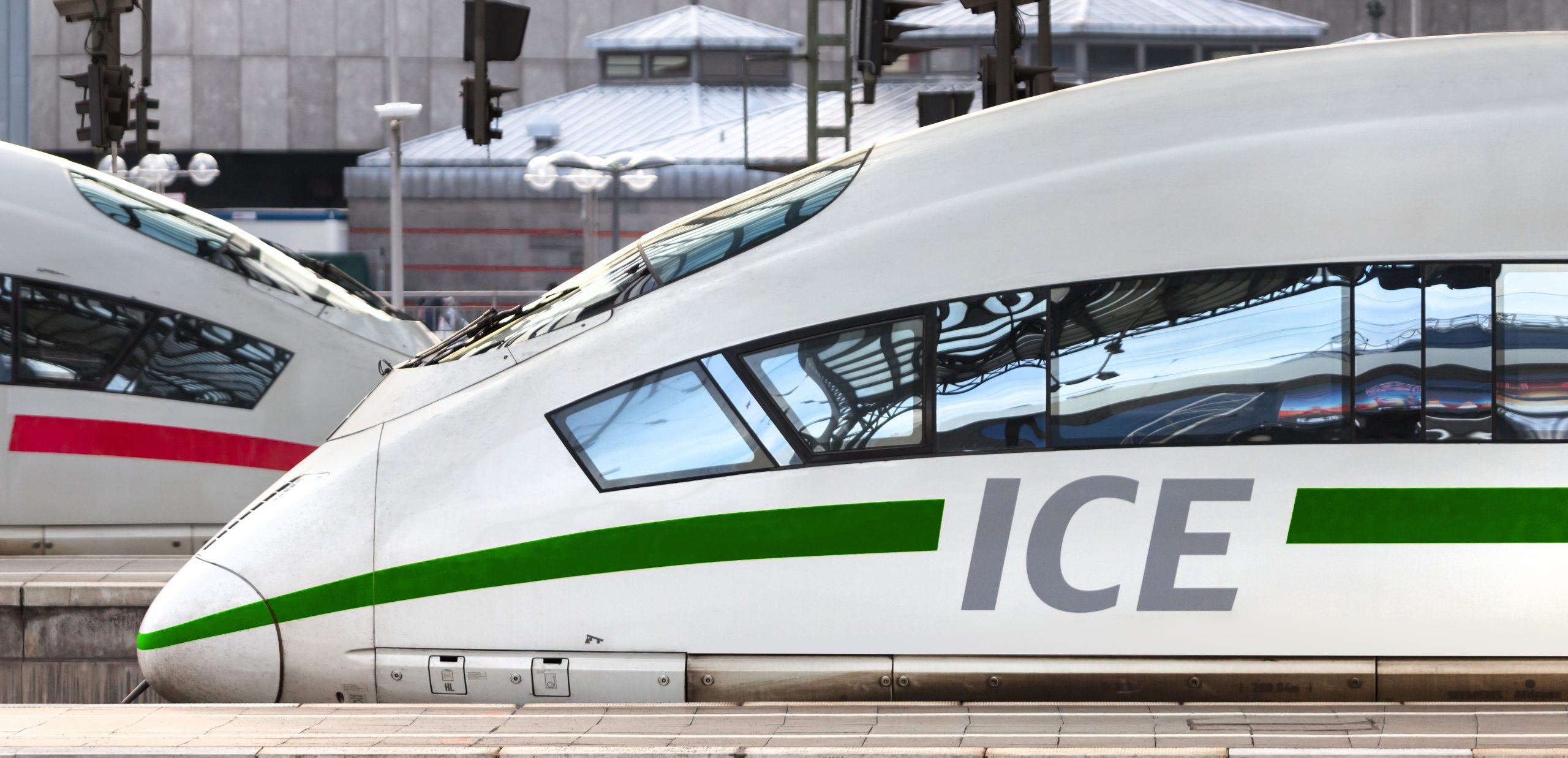 weiß grüner ICE in Bahnhof